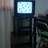 تلویزیون به همراه میز