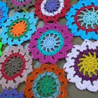 رومیزی ابریشم و دو عدد کوسن دستبافت|پرده، رانر، رومیزی|شاهینشهر, شهرک گلدیس|دیوار