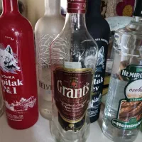 تعدادی بطری نوشیدنی خارجی