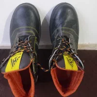 دو عدد کفش ایمنی و فوتسالی سالنی