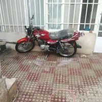 یک دستگاه موتور سیکلت وای وی ایکس 125 مدل 83