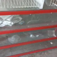 فروش تعدادی میز شیشه ای و قفسه آهنی و آلومینیومی