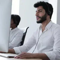 استخدام کار آموز خدمات کامپیوتری و کافی نت