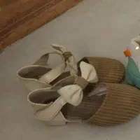 کفش بچه گانه|کفش و لباس بچه|ری, شهادت|دیوار