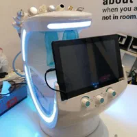 مرکز تخصصی فشیال پوست و لیزرموسیاه وسفید