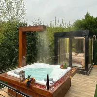 کلبهVip رمانتیک با اتاق شیشه و جکوزی