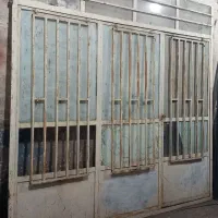 درب مغازه، در پارکینگ منزل جنوبی