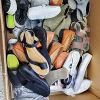 تعدادی کفش بچه گانه و سایز میانه