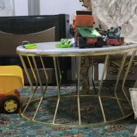 میز جلو مبلی و یه عسلی بزرگ