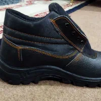 ۲ عدد پوتین سربازی و یک پوتین ایمنی