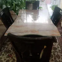 میز نهار خوری محکم و چوبی شیک و تمیز