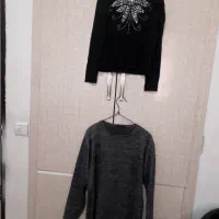 تعدادی لباس زنانه بچگانه و مانتو