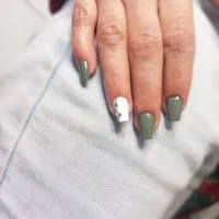 انجام خدمات کاشت ناخن