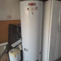 آبگرمکن و میز نهار خوری آشپزخانه