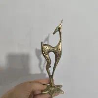 گلدان مس ،7تا گل مسی ، دوتا مجسمه غزال برنز