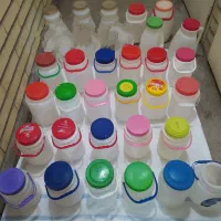 تعدادی دبه ی پلاستیکی بانکه شیشه ای کوچک