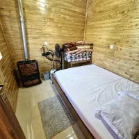 کلبه چوبی ماه ثنا|اجارهٔ کوتاه‌مدت ویلا و باغ|بابل, |دیوار