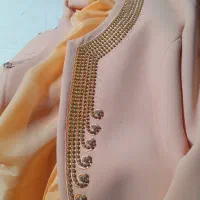 کت  و با پیراهنی مشکی