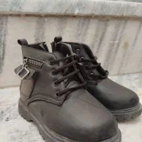 یک جفت پوتین و صندل پسرانه فروشی