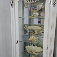 بوفه و دکوری های داخلش و میز توی