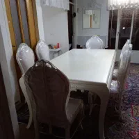 میز ناهار خوری همراه با کاور