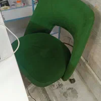 یک عدد میز ناخن کاری و دوعدد صندلی