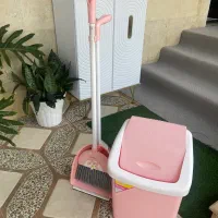 سطل زباله و ست جارو خاک‌انداز صورتی