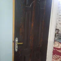 درب چوبی با دستگیره و کلید