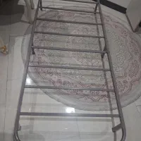 آهن و چوب زیر تخت