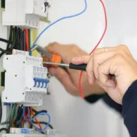 اجرا و عیب یابی انواع خدمات برق ساختمان و دوربین