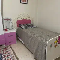 تخت نوجوان با تشک و کمد و ویترین و دو عدد کنار تخت