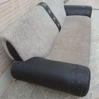 یک کاناپه سه نفره