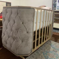 تخت کنار مادر