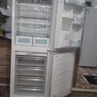 یک عدد یخچال ، فرش و میزTV