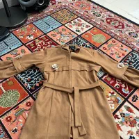 بارونی|لباس|ری, سیزده آبان|دیوار