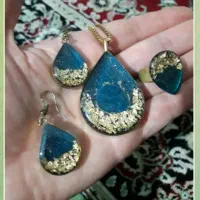 گوشواره و پلاک و انگشتر.