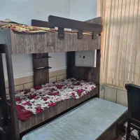 تخت سه طبقه قهوهای با سه عدد تشک و کشوی متحرک