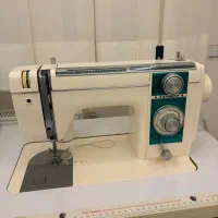 چرخ خیاطی ژانومه ۸۱۱ ، سردوز سه نخ و میز مخصوص نو