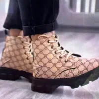 بوت طرح گوجی رنگ کرم با لژ مشکی و بند کرم سایز ۳۸