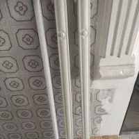 دو عدد پایه لامپ مهتابی و یک عدد لامپ مهتابی