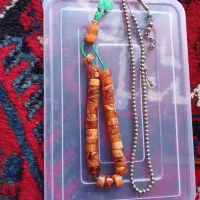 دوتسبیح یکی چرکه کهربا ودیگری تسبیح تیتانیوم