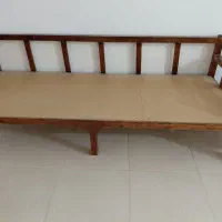 چندتا تخت چوب با یک میز