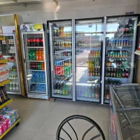 نیروی کار سوپر مارکت داخل پرند/فروشندگی و چیدمان