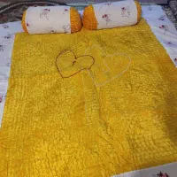 لحاف و تشک و دو عدد متکا|رختخواب، بالش، پتو|بروجن, |دیوار