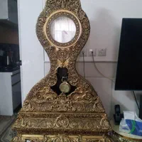 یک عدد ساعت کنسول دار سلطنتی آونگ دار