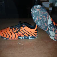 کفش سالنی فوتسال رنگ نارنجی تمیز