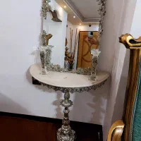 ایینه و شمعدان و میز