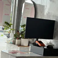 همکار خانم در بستنی فروشی