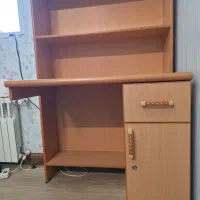 میز و کتابخانه