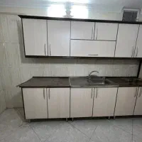 کابینت درب MDF به همراه سینک و شیر آب بسیار تمیز